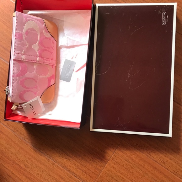 BRAND NEW COACH WRISTLET, tags on. 😃💕🌸 - Picture 7 of 7